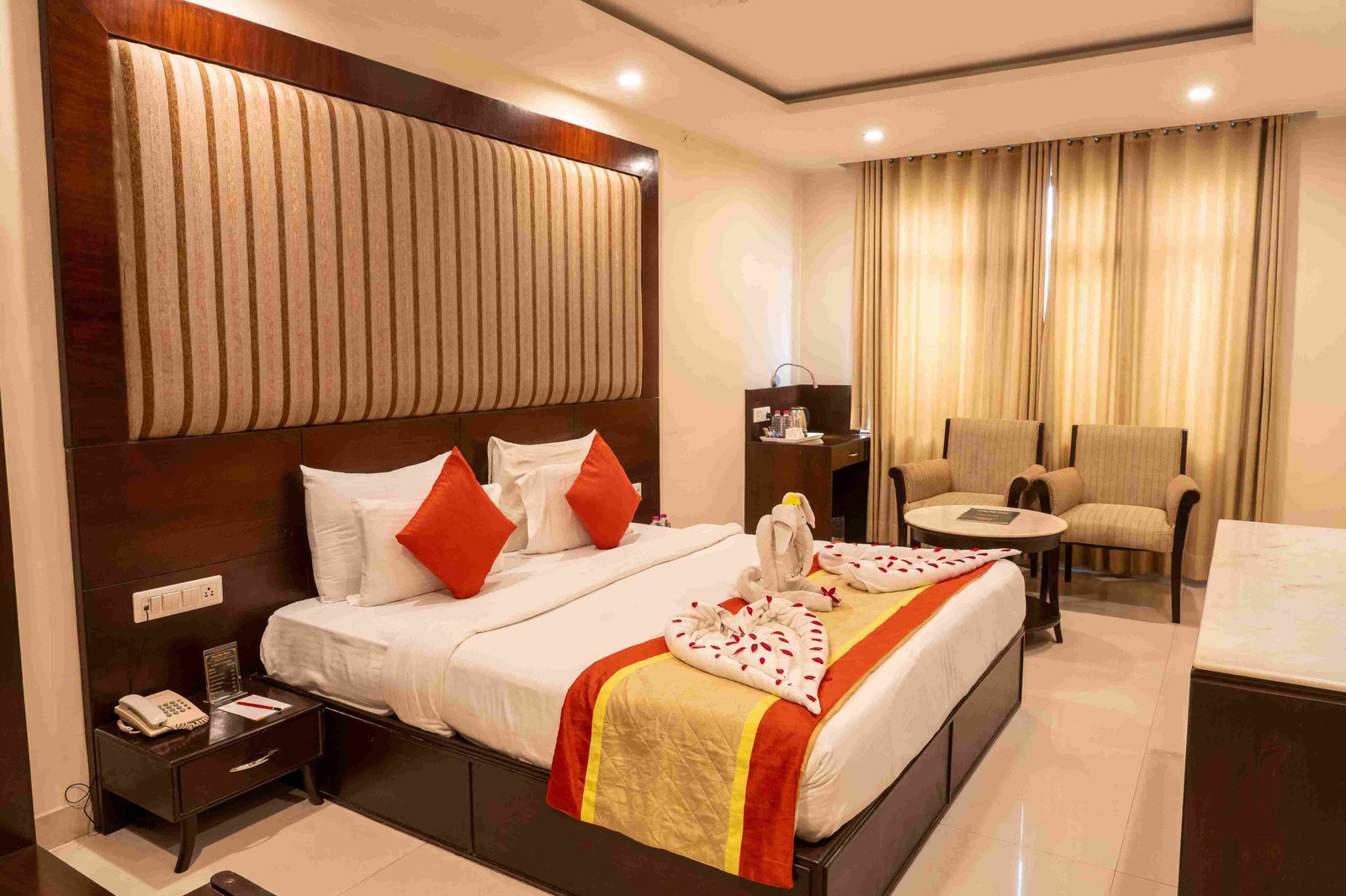 Hotel Cosmos Raj Plaza