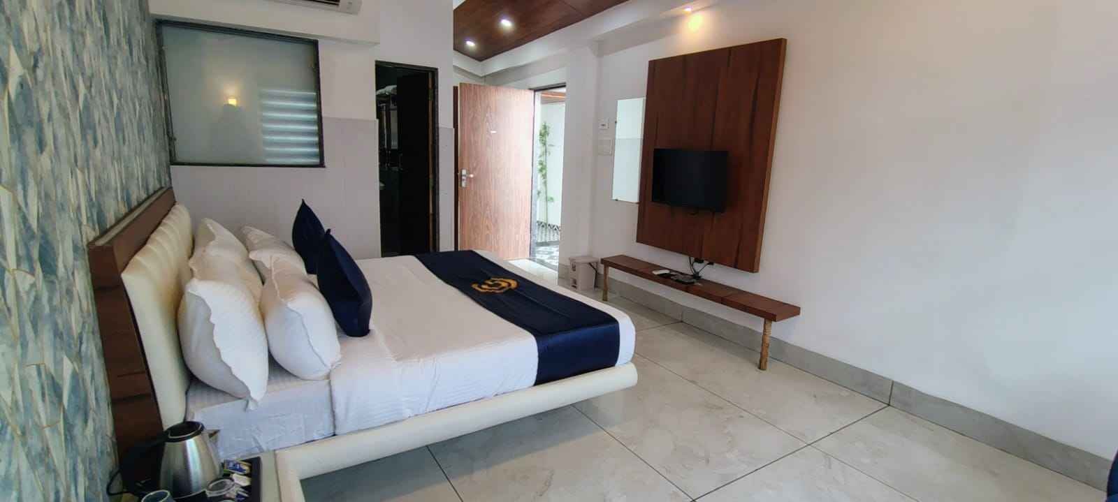 Gold Label Room